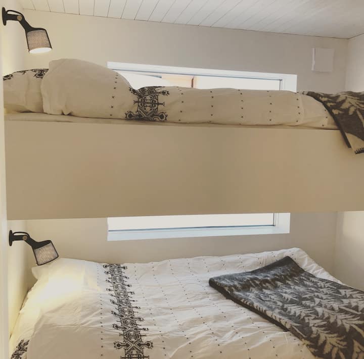 ห้องนอนที่สองที่ชั้นล่างเตียงสองชั้น 2x120