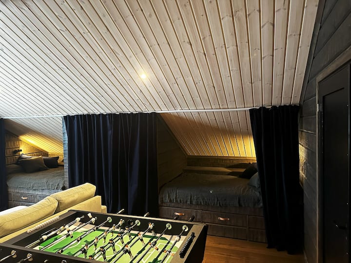 Спи  на лофта с легла с ширина 120 см от дясната страна, място за съхранение зад завеси в средата