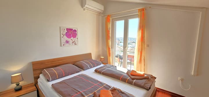 חדר שינה זוגי מס '2 נפתח למרפסת עם נוף לים.