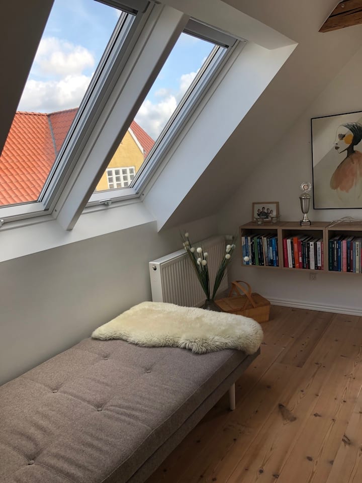 ห้อง 1 ในชั้นแรก มีม่านม้วนติดตั้งอยู่ที่หน้าต่างทุกบานที่ชั้น 1