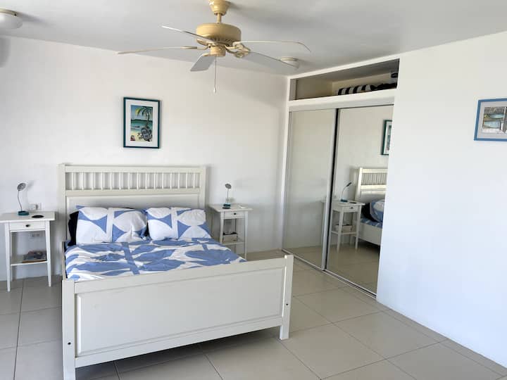 Kuu chumba cha kulala mara mbili na kutembea katika WARDROBE na juu ya suti bafuni juu ya kuangalia bwawa 