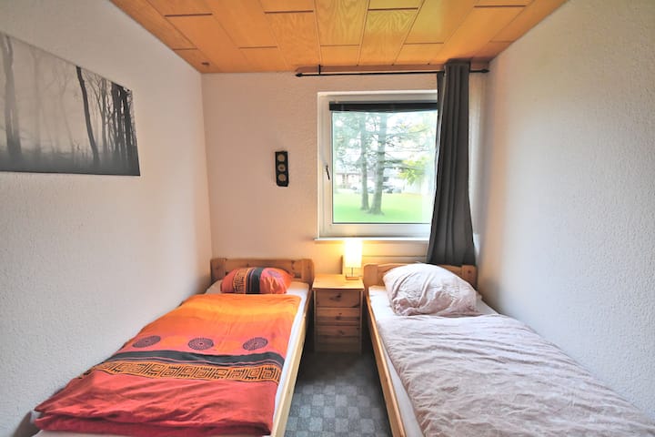 غرفة الأطفال أو غرفة النوم الثانية بسريرين مفردين (90 × 200 سم). بالطبع، يمكن دفعها معًا إذا لزم الأمر. 