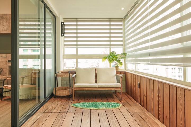 Lazy loft 6-8人房@西門徒步區/捷運6分鐘/電梯雙衛浴/附投影與寬敞陽台 gallery image 5