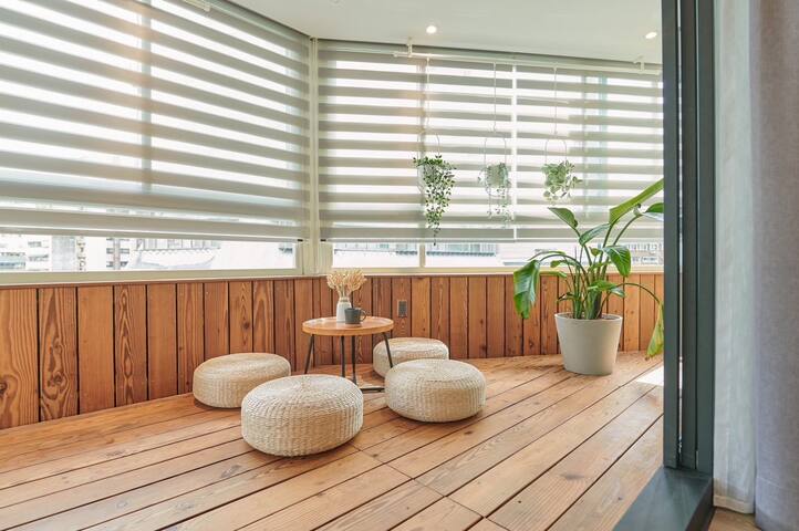 Lazy loft 6-8人房@西門徒步區/捷運6分鐘/電梯雙衛浴/附投影與寬敞陽台 gallery image 4