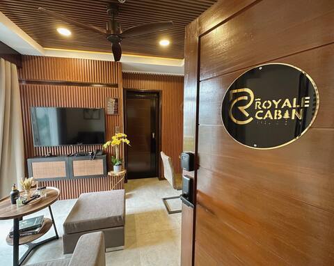 Royale Cabin King - Hotel Inspired Stay!