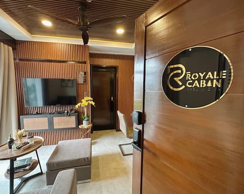 Royale Cabin King - Hotel Inspired Stay!