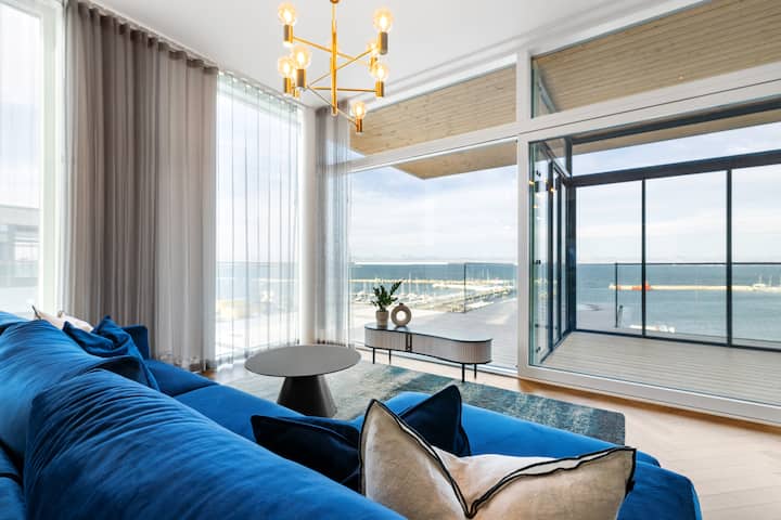 Sala de estar luminosa y cómoda con vistas al mar