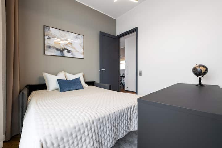 Acogedor dormitorio con sofá cama para huéspedes adicionales