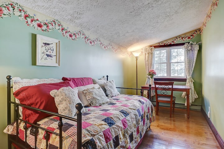 שולחן עם מיטה נפתחת (מיטת יחיד ומיטה נוספת)