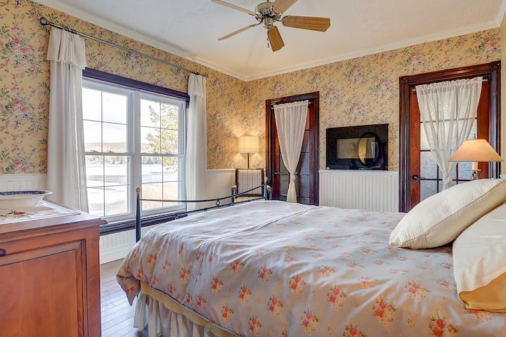 חדר שינה ראשי עם מקלחת צמודה.