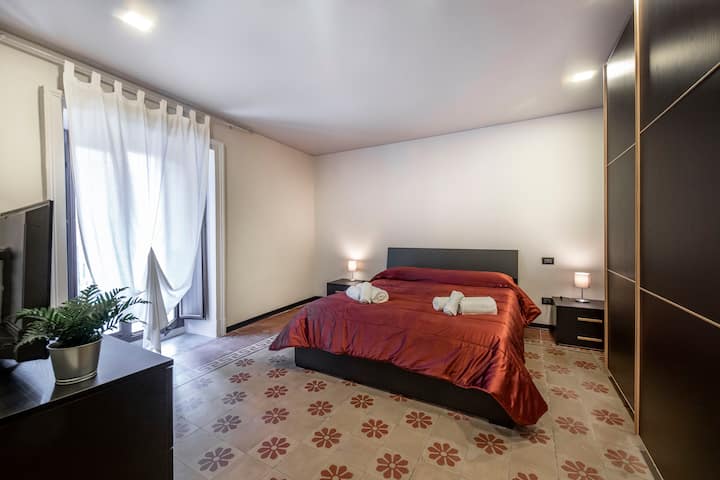 Dhomë gjumi dyshe moderne dhe elegante me dyshek dhe jastëkë Memo Foam.