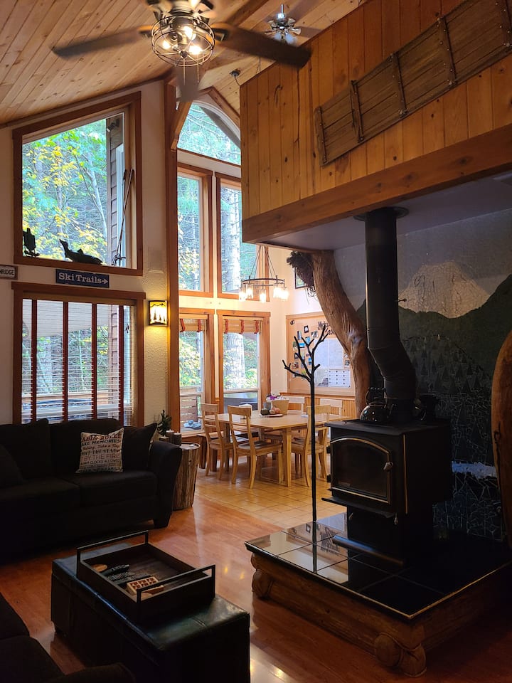 Mountain Paradise
3 Bedrooms, 6 Beds, 2 Bath - Washington