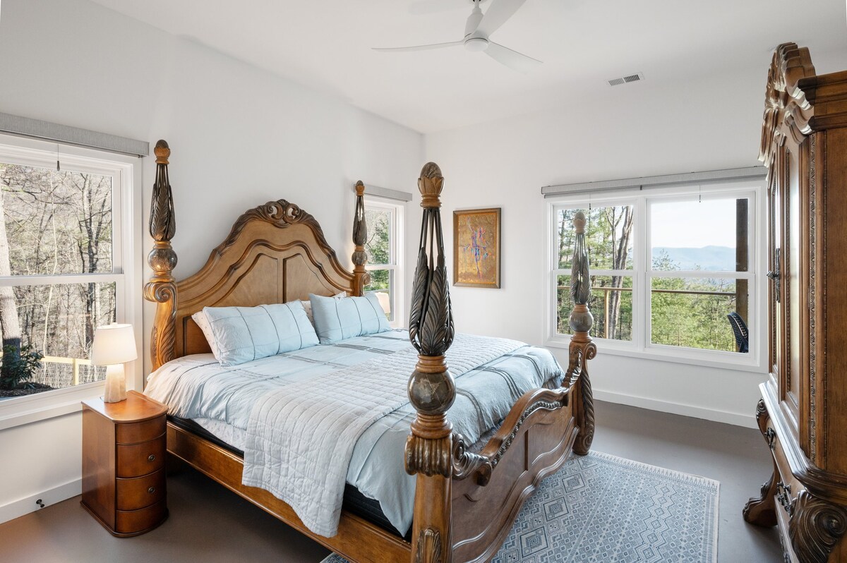 חדר שינה זוגי עם מיטת קינג סייז