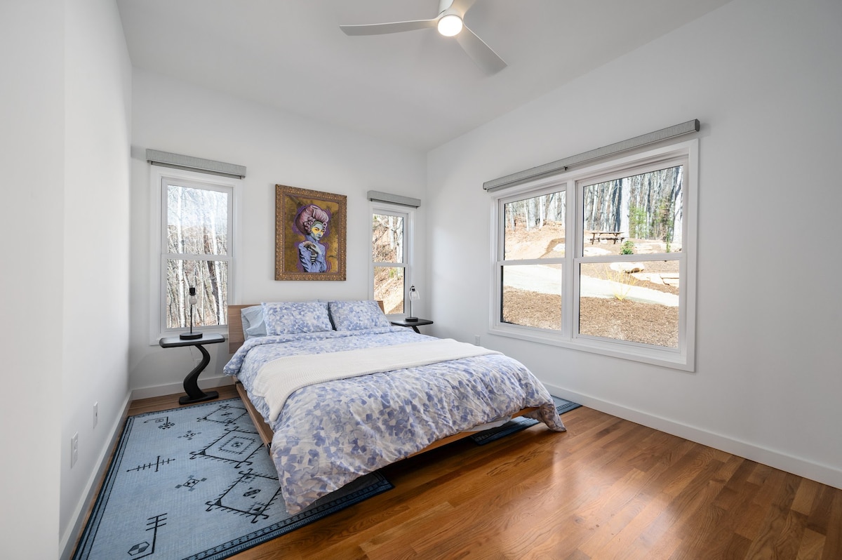 חדר שינה ראשי עם מיטת קווין סייז.