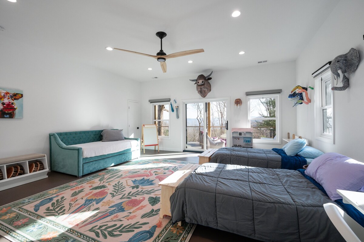 בחדר הקומתיים הגדול יש שישה אנשים. למיטת היום בצבע תכלת יש סלסול נשלף. בשתי המיטות התאומות שצולמו יש מיטה זוגית נוספת מתחתיהן. מצעים וכריות נוספים נמצאים בארונות עם הדלת הכפולה. 