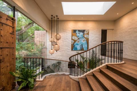 Spectacular Villa with Pool & Gym