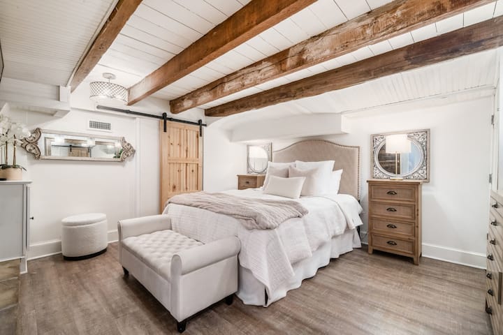 ห้องสวีทห้องนอนควีนไซส์ชั้นล่างเพิ่มเติม - เข้าถึงได้จากภายในบ้านและประตูทางเข้าส่วนตัว เพดานคานสวยเดิมพร้อมห้องน้ำเต็มรูปแบบ