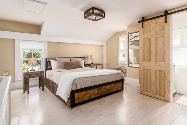 ห้องนอนสไตล์ลอฟท์ชั้น 2 พร้อมที่นอนควีนไซส์ใหม่และเครื่องนอนที่อบอุ่น - ห้องนอนน้องสาวไปยังห้องนอนคู่มีอ่างอาบน้ำครึ่งหนึ่ง