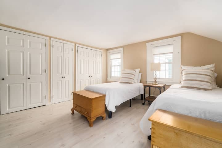 ห้องนอนชั้น 2 - เตียงแฝดที่สะดวกสบาย 2 เตียงตู้เสื้อผ้าและพื้นที่ตู้เสื้อผ้า - ห้องนอนน้องสาวไปยังห้องนอนควีนไซส์ชั้น 2