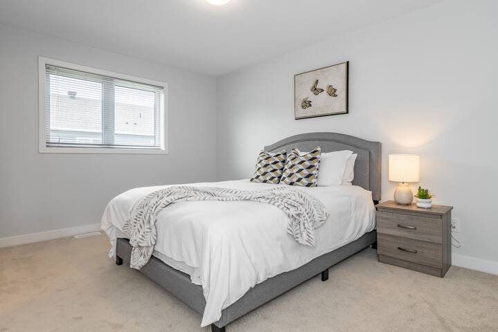 The Green Bohemian: 3beds, 3mins to CanTire Centre gallery image 5