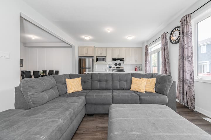 The Green Bohemian: 3beds, 3mins to CanTire Centre gallery image 3