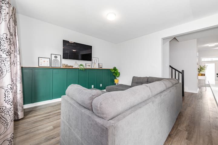 The Green Bohemian: 3beds, 3mins to CanTire Centre gallery image 2