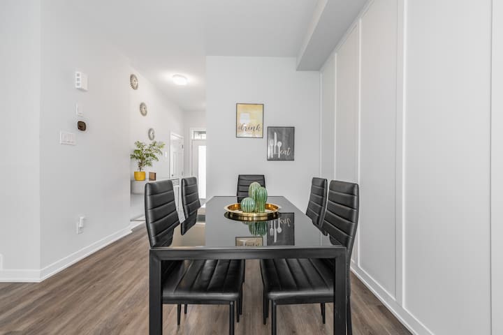 The Green Bohemian: 3beds, 3mins to CanTire Centre gallery image 4