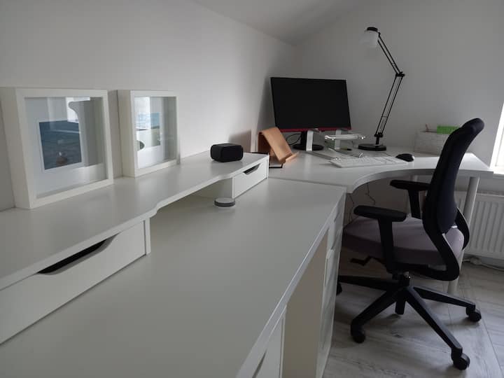 Espacio de trabajo en el dormitorio