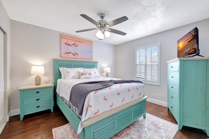 חדר שינה קווין סייז עליז עם מזרן היברידי פרימיום של Dream Cloud