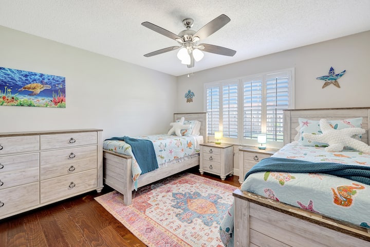 חדר שינה זוגי עם מזרנים היברידיים פרימיום של Dream Cloud ומרחב להירגע או לשחק