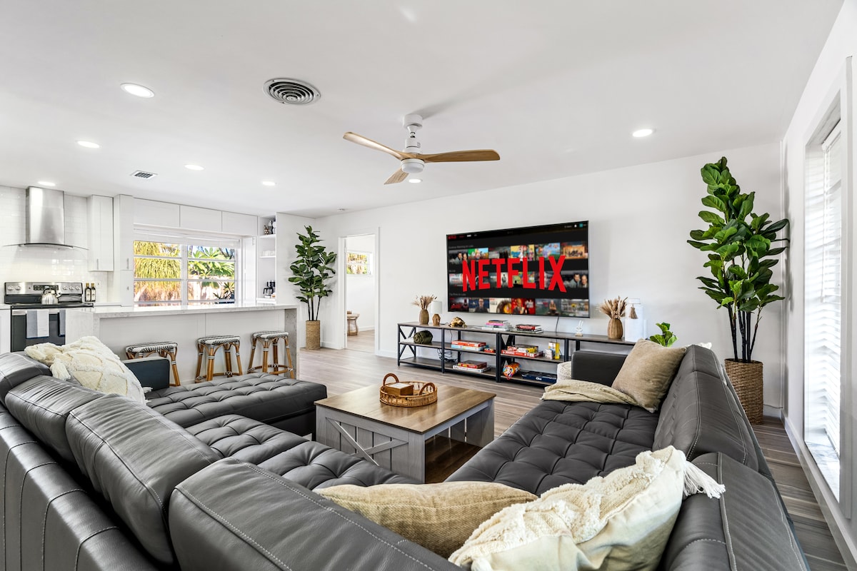 Top Airbnb: Tropical Retreat~Heated Pool ~Game Room~ Sleeps 11 in Palm Beach Gardens