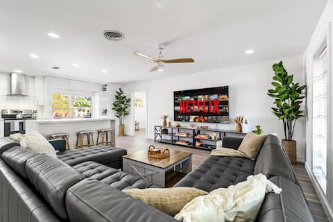 Top Airbnb: Tropical Retreat~Heated Pool ~Game Room~ Sleeps 11 in Palm Beach Gardens