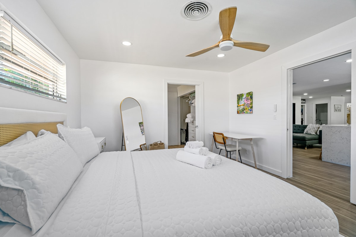 ห้องนอนใหญ่สว่างสดใสพร้อมเตียงขนาดคิงไซส์