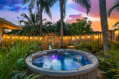 Tropical 4br Family Retreat~Heated Pool ~Game Room