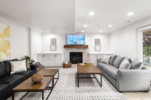 Brand New 4 BD Family Retreat - Lagoon