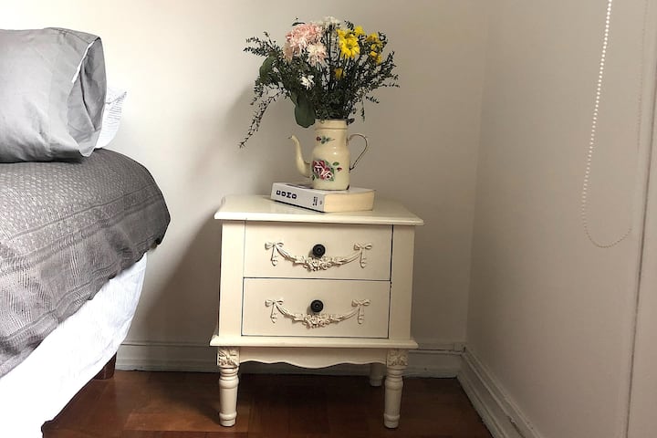 פרטים יפים שמוסיפים חמימות לנכס שבו תגורו בביקור שלכם.