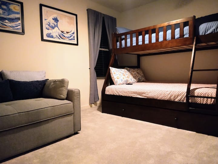 U spavaćoj sobi za goste br. 5 nalaze se krevet na kat s bračnim krevetom od masivnog drva, krevet za jednu osobu na katu i krevet na izvlačenje za jednu osobu! Tu je i stolica marke Serta koja se pretvara u udoban bračni krevet za četvrtu opciju za djecu! Svatko se može udobno smjestiti ispred pametnog televizora od 50"u kojem svi mogu uživati!