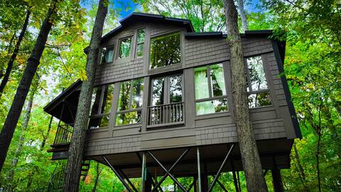 Hummingbirds Hideaway Treehouse
