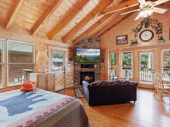 Pigeon Forge • Fireplace • Hottub & Jacuzzi - Cabins for Rent in
