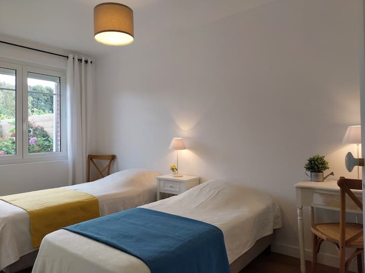 Normandia. 
Dovolenkový prenájom v blízkosti mora. Značka kvality.
Gite – Le Clos de Varengeville sur Mer – 
Dom bez schodov (2 schody vonku) pre 4 osoby, 2 kúpeľne/WC.
Spálňa s 2 lôžkami 90 cm (alebo 1 lôžko 180 cm). 
Výhľad do záhrady. Pender. Žalúzie.