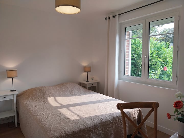 
Normandia. 
Pohodlný rekreačný prenájom v blízkosti mora s kvalitným označením. Gite – Le Clos de Varengeville sur Mer – 
Spálňa 1 lôžko (160 X 200).  
Veľký stôl na prácu na diaľku. 
Zatemňovacie elektrické rolety. Skriňa.