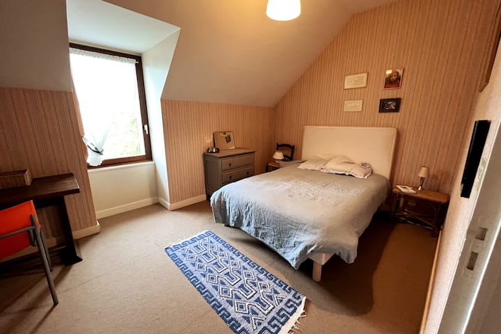 Dormitorio 2 arriba, cama doble con cabecero, mesitas de noche y escritorio. Ventana orientada al noreste con persianas