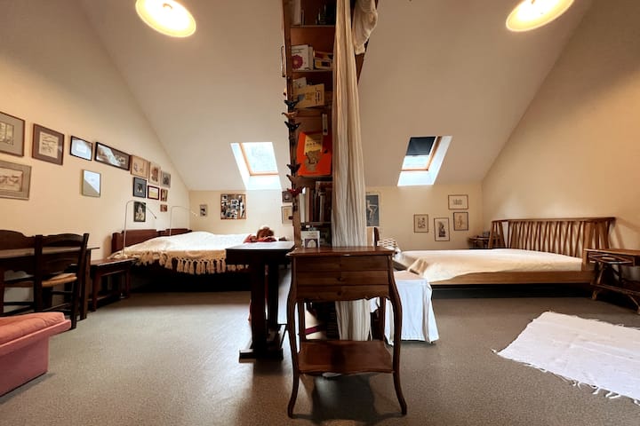 Dormitorio 3 arriba con una cama de matrimonio y dos camas individuales. La biblioteca central separa visualmente los dos espacios. Allí encontrarás juegos y libros para niños de todas las edades.