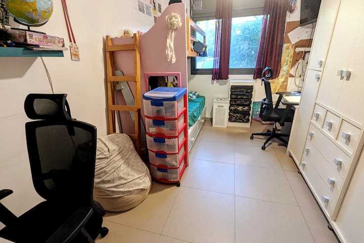 חדר ילדים 1 (מיטת קומותיים, 2 פינות עבודה עם כסאות אורגונמיים, ופוף)