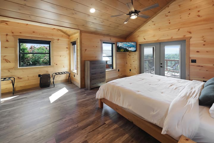 Big Bear Shack - Master Bedroom Suite with Private Balcony, Luggage Racks, 43" ROKU TV and En-suite Bathroom