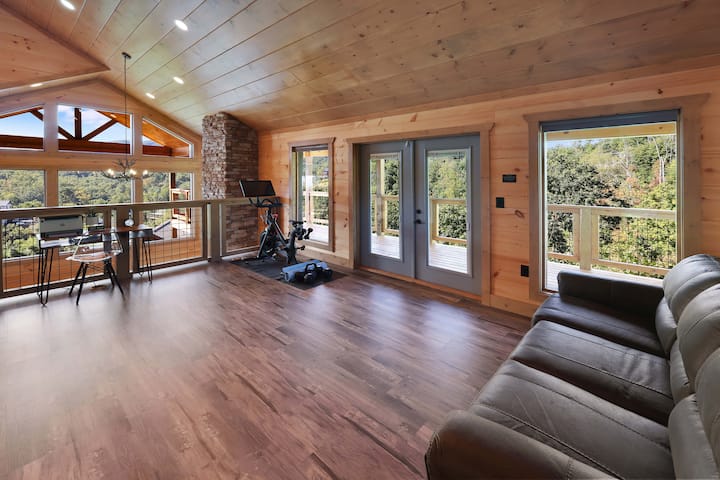 Big Bear Shack - Loft with sofa seating, Peloton Exercise Bike and dedicated workspace with desk. Pull out sofa bed - 3rd Floor