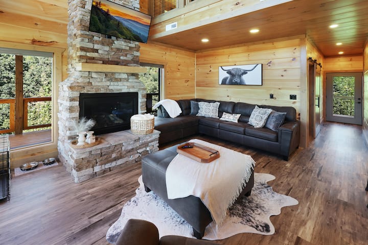 Big Bear Shack - Living Room with 43" ROKU TV and cozy gas fireplace. 