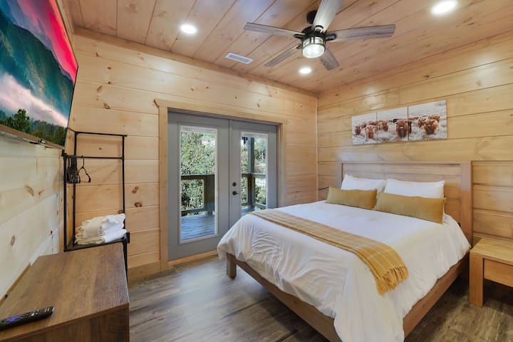 Big Bear Shack - Guest Room - Floor 2 - Wheelchair Accessible 