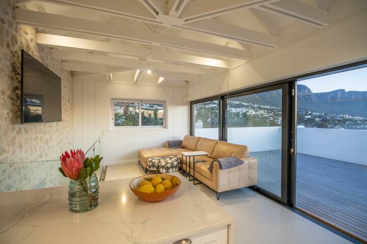 Sea, Mountains and Sunsets – Camps Bay Beach Villa gallery image 3