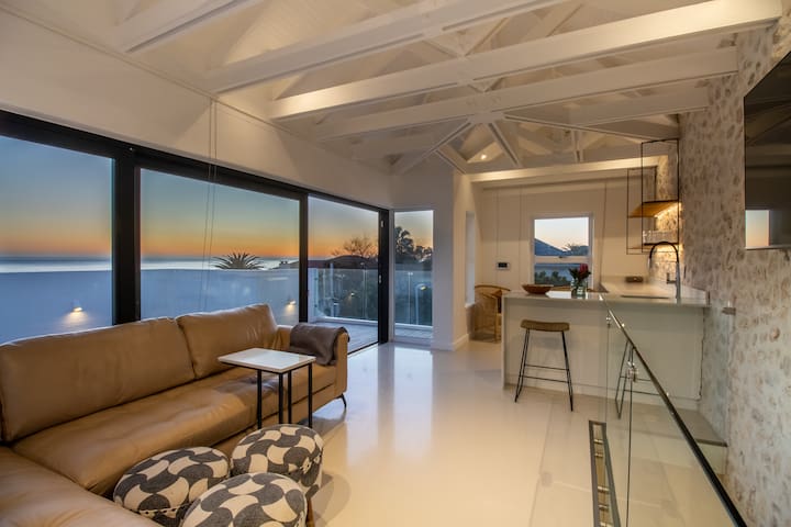 Sea, Mountains and Sunsets – Camps Bay Beach Villa